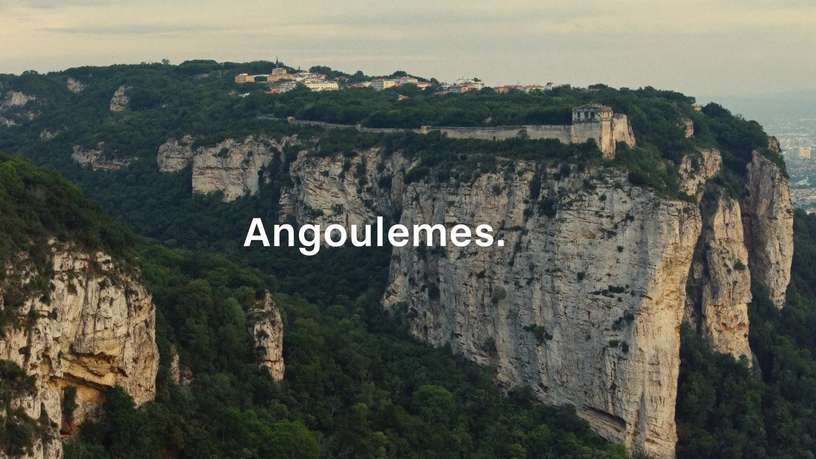 Versants et falaises calcaires sous le promontoire de la ville haute d'Angoulême