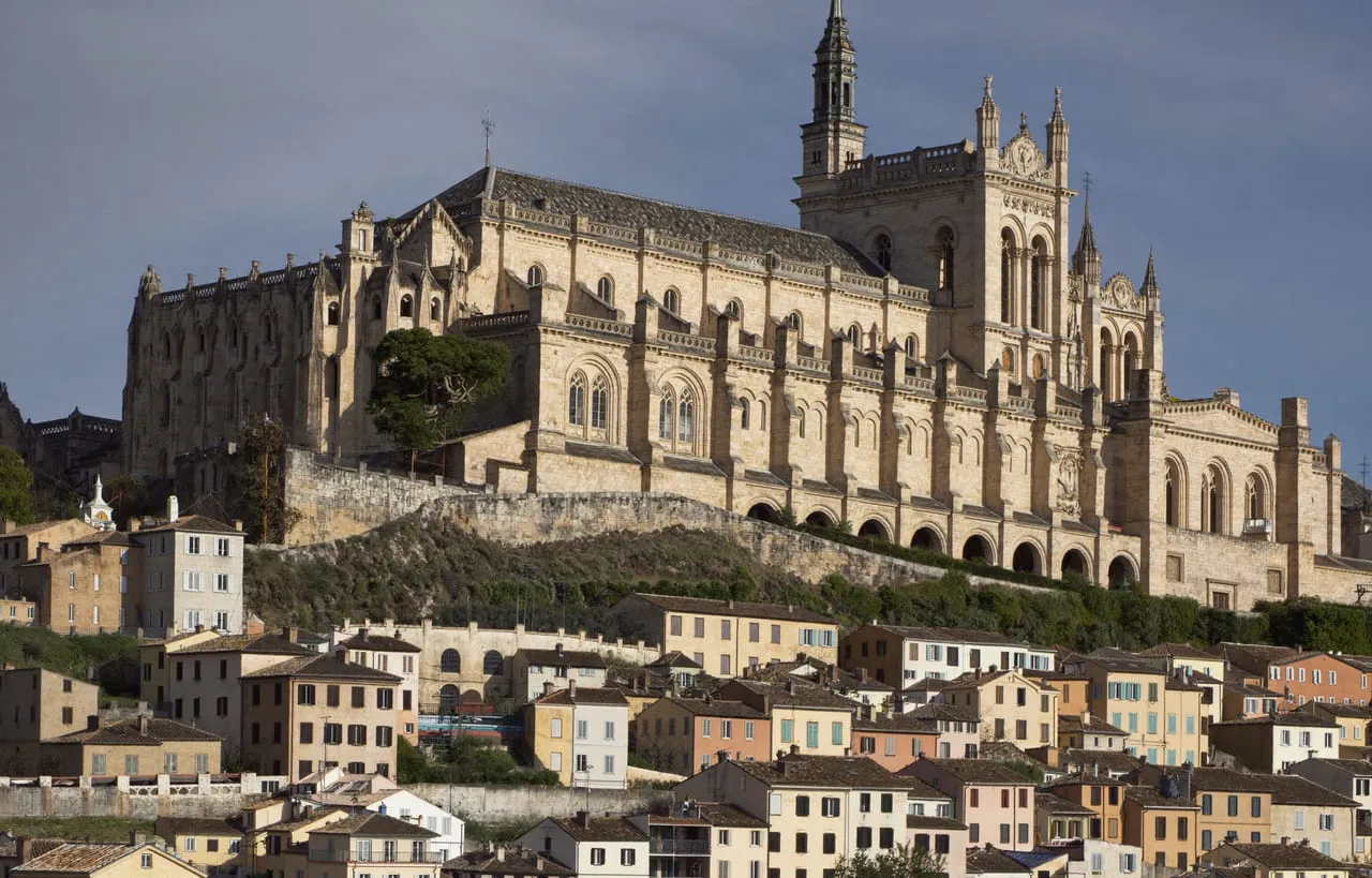 La ville haute d'Angoulême et la cathédrale Saint-Pierre sur le plateau